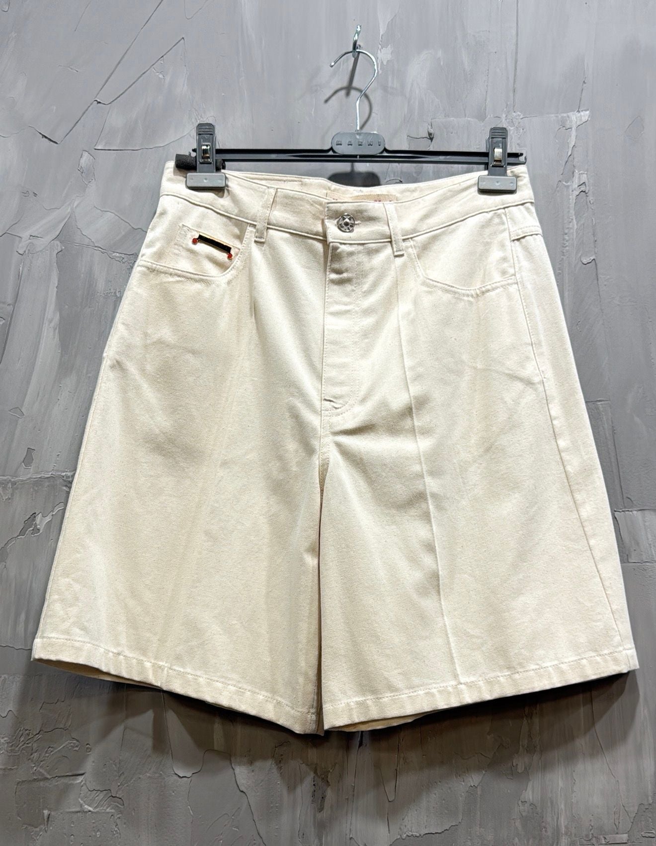 COLORED LIGHT DENIM SHORTS BONE