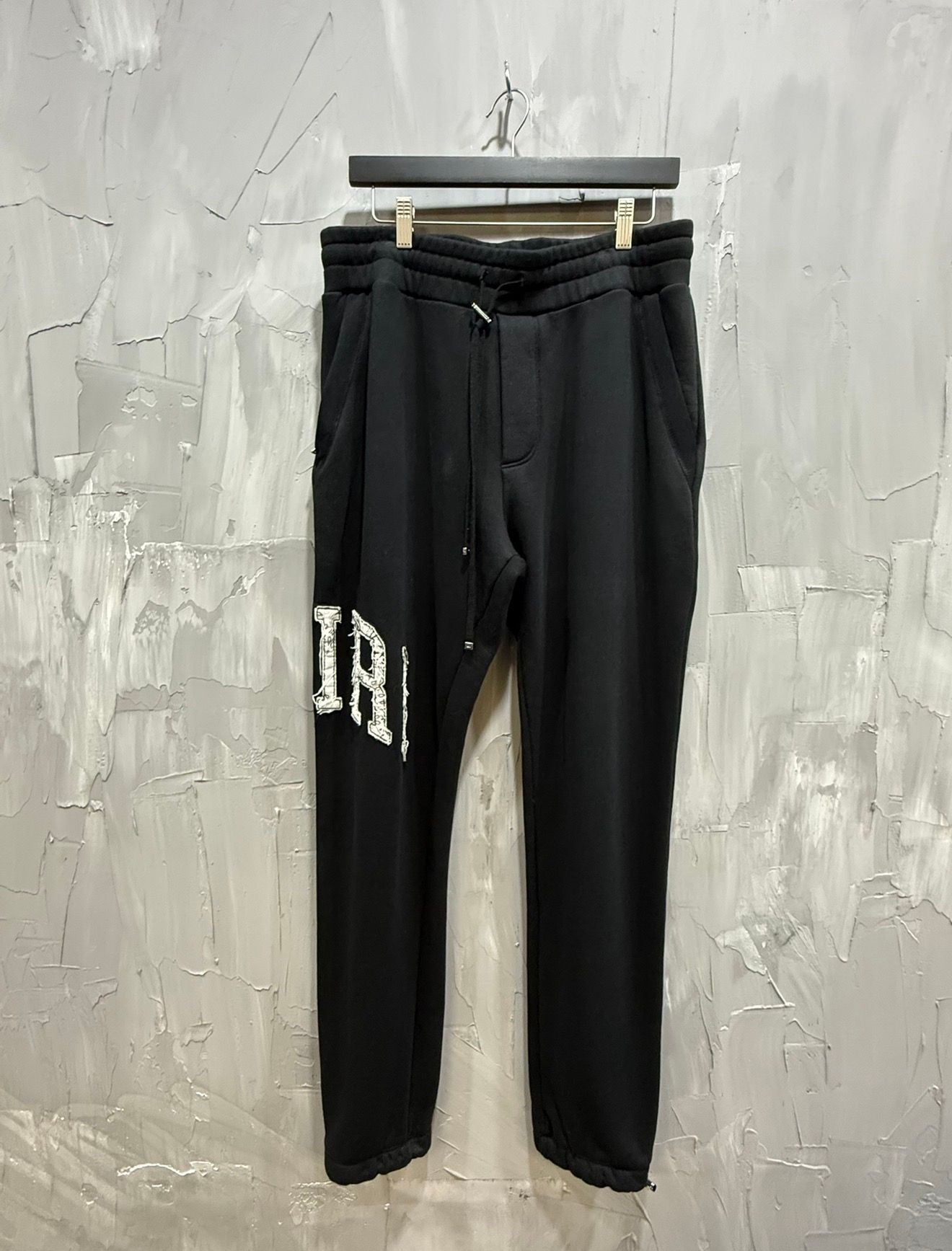 AMIRI LOGO PATCH SWEATPANTS BLACK