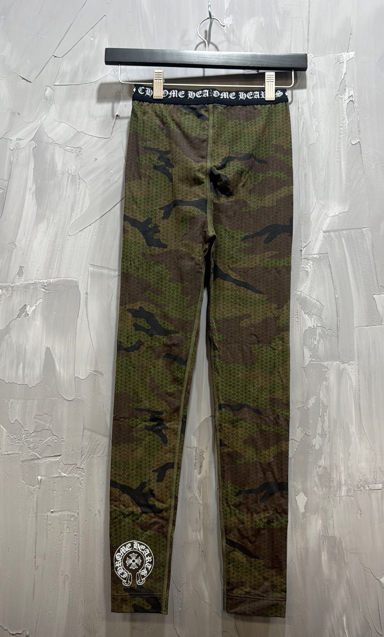 CHROME HEARTS HORSESHOE CAMO LEGGINGS