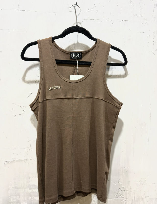 Kuro Ribbed Metal Plaque Tank Top Brown