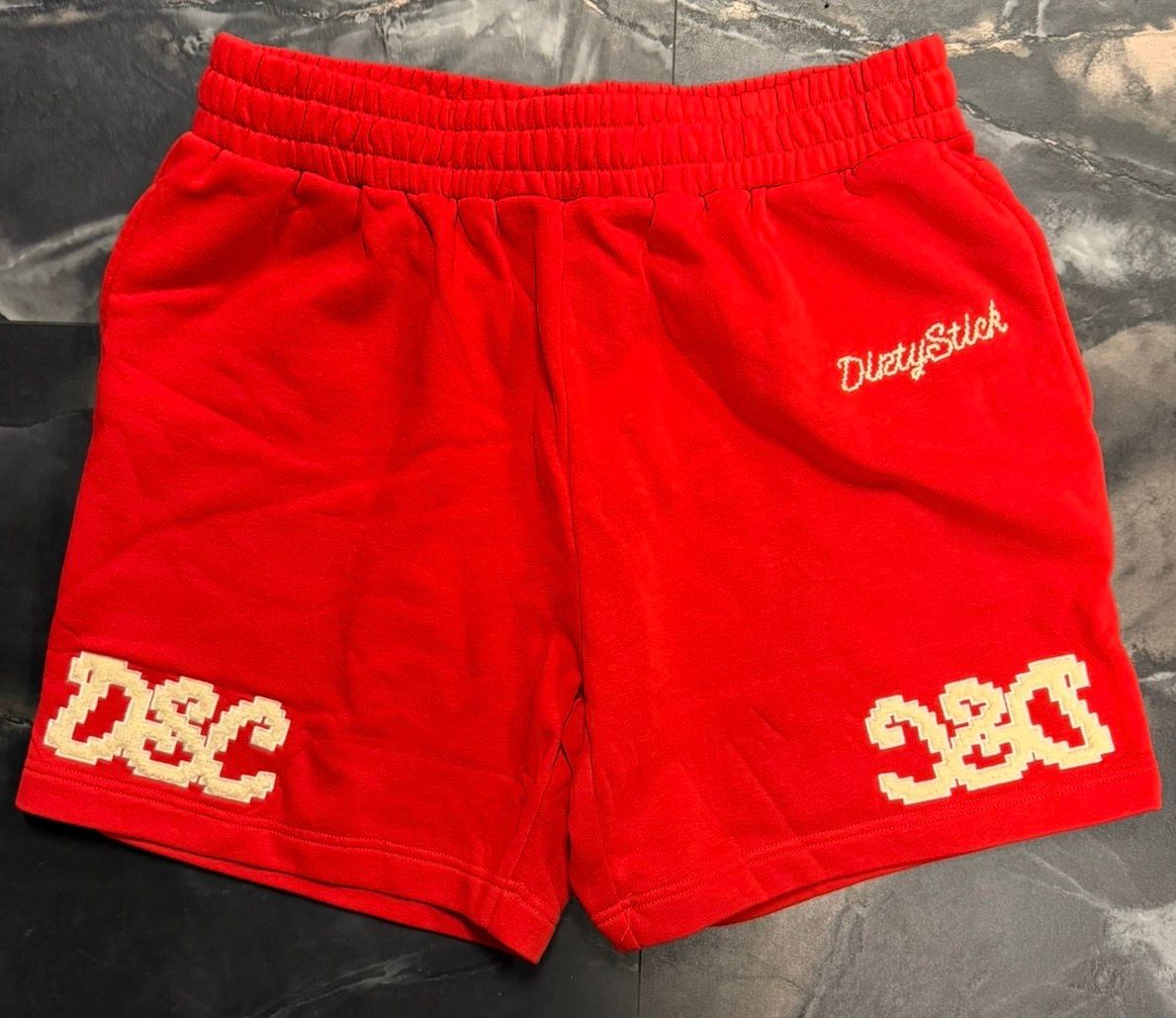 DIRTYSTICK DIGITAL LOGO SHORTS RED TAN