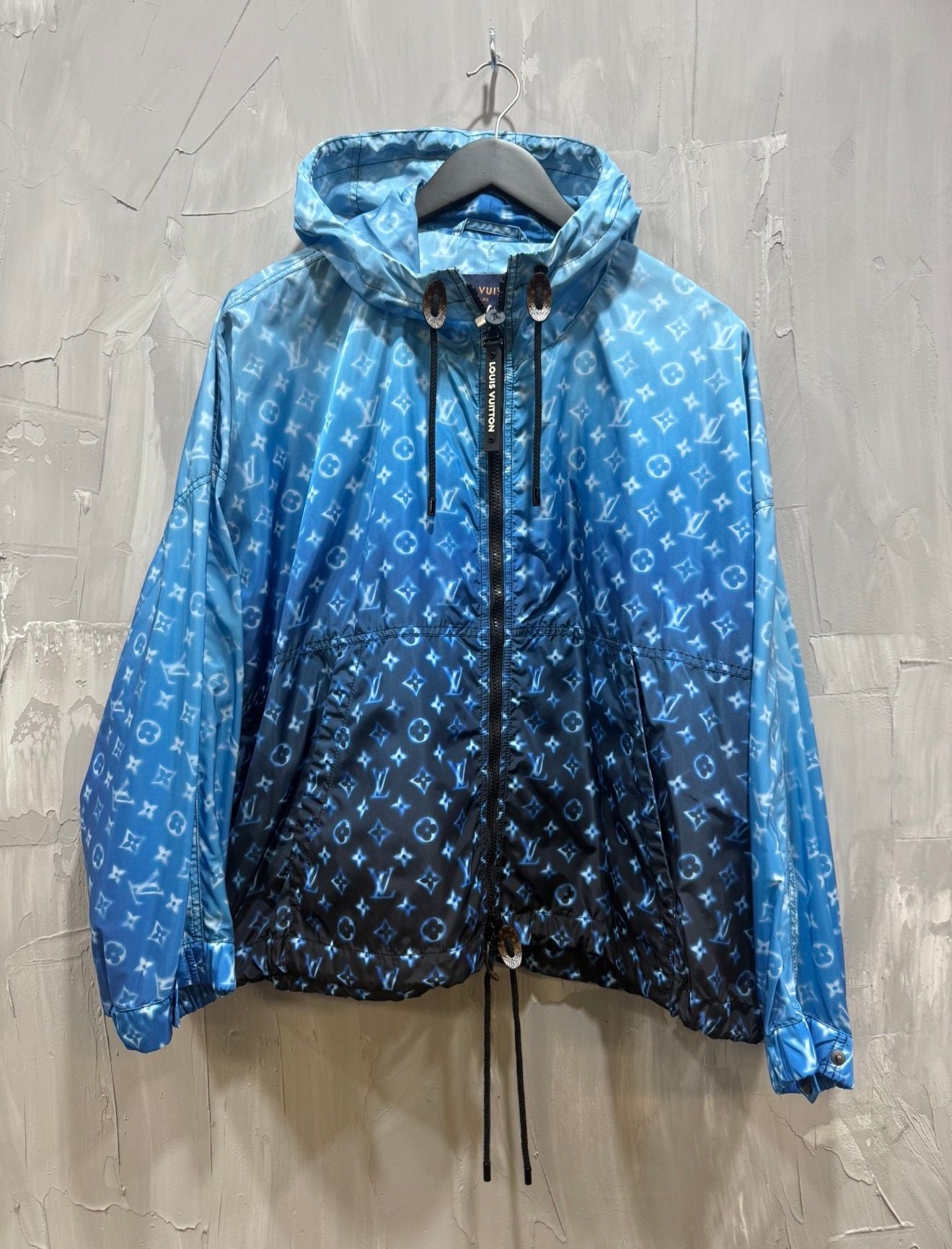 LOUIS VUITTON SHORT HOODED PARKA GRADIENT BLUE - Like New